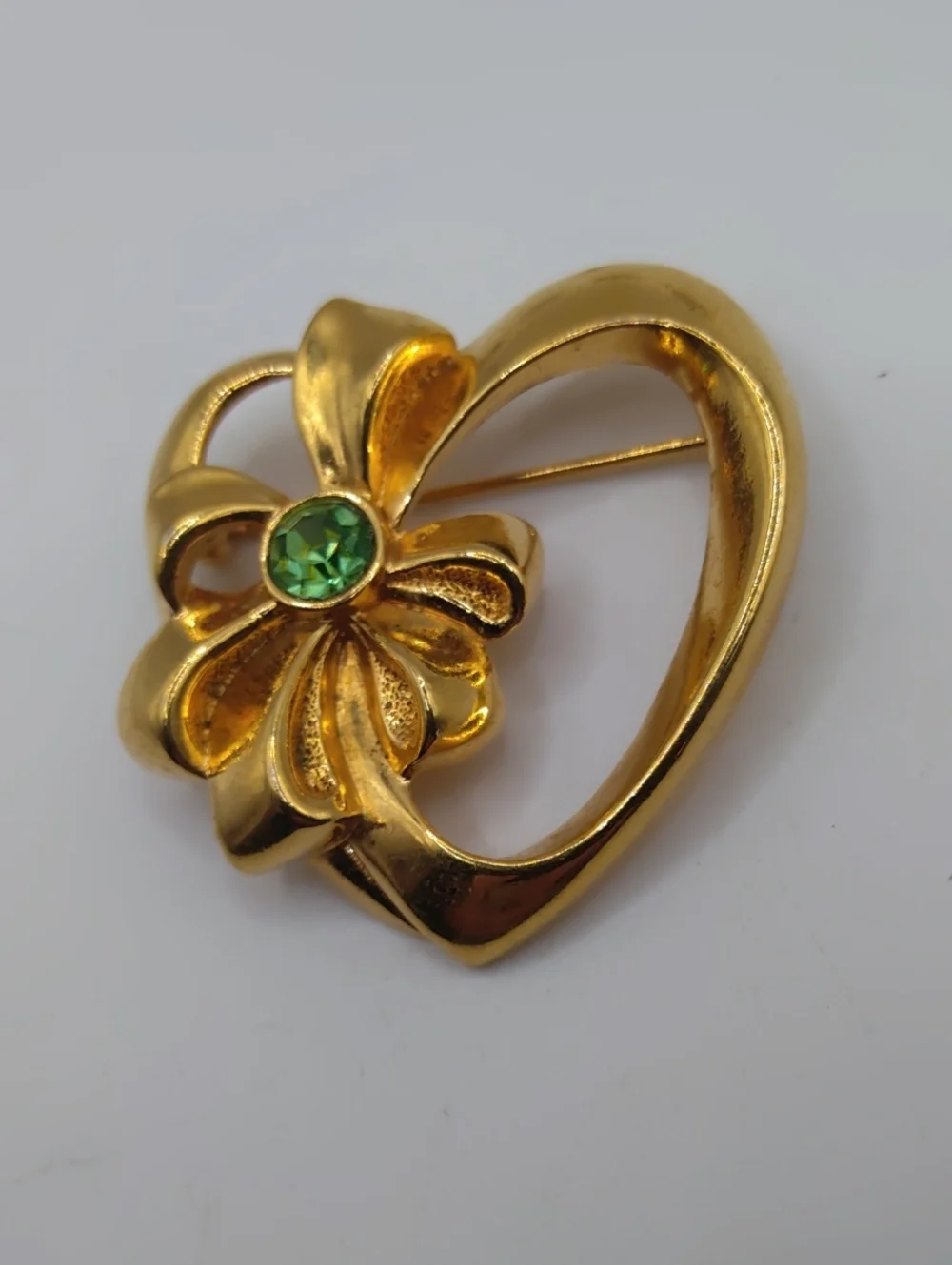 Avon August Birthstone Open Heart Gold Tone Brooch 1992
